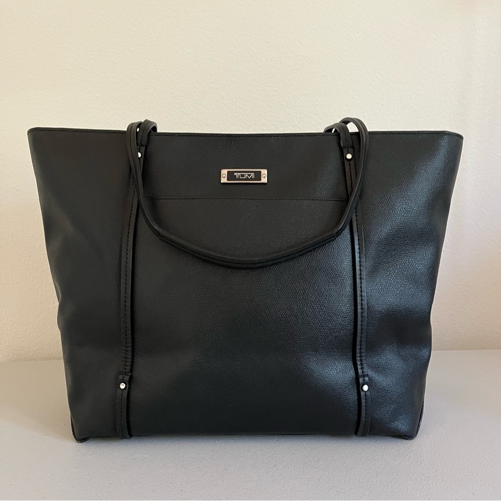 Tumi Sinclair Q Tote in Black